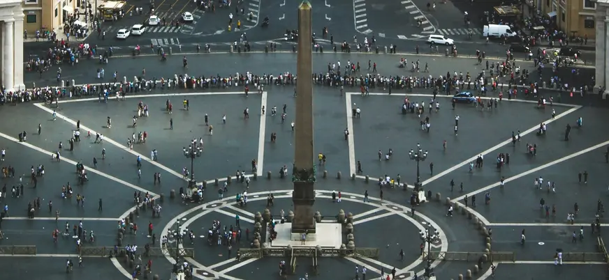 Obelisco central de la Plaza de San Pedro con turistas en el Vaticano.