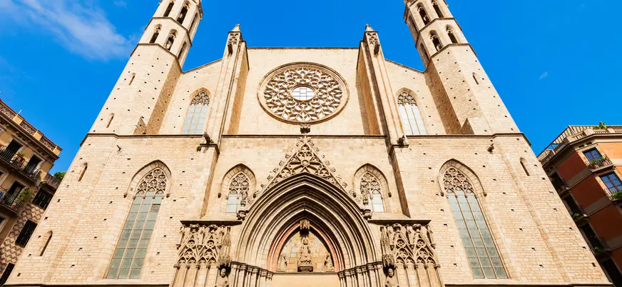 Fachada de Santa María del Mar en el Barrio de la Ribera de Barcelona