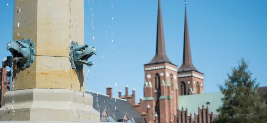 Fuente con la Catedral de Roskilde al fondo, Roskilde, Dinamarca