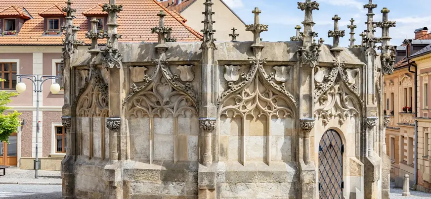 Fuente de Piedra gótica en la plaza de Kutná Hora, República Checa.