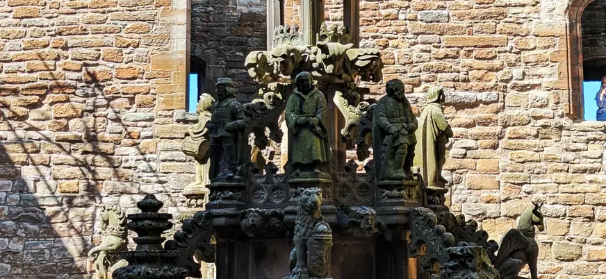 fuente ornamentada patio interior palacio de linlithgow escocia