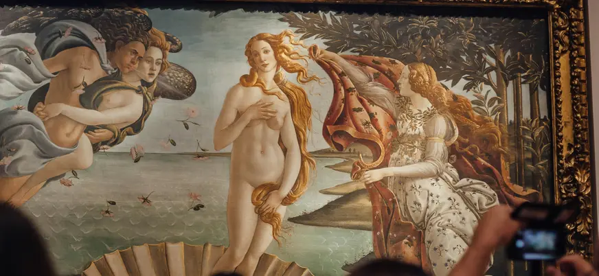Pintura El nacimiento de Venus de Sandro Botticelli enmarcada en el museo Uffizi, Florencia, Italia.