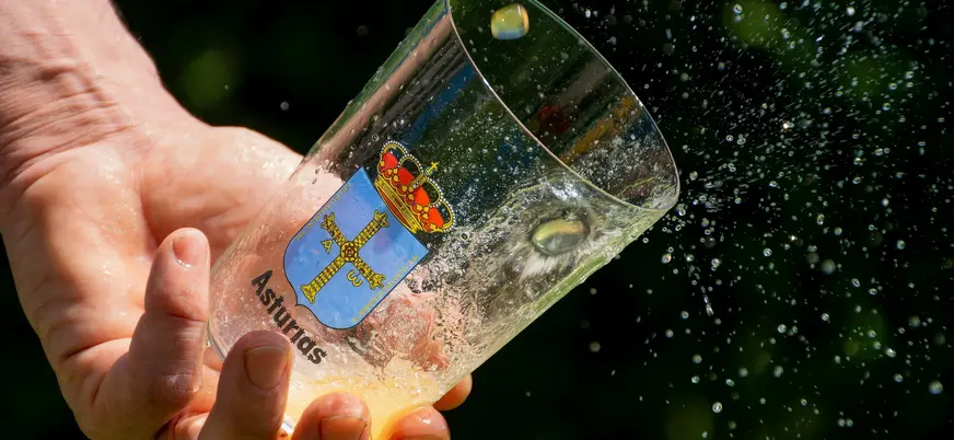 Escanciado de sidra asturiana en el Tour Gastronómico de sidra y quesos por Gijón