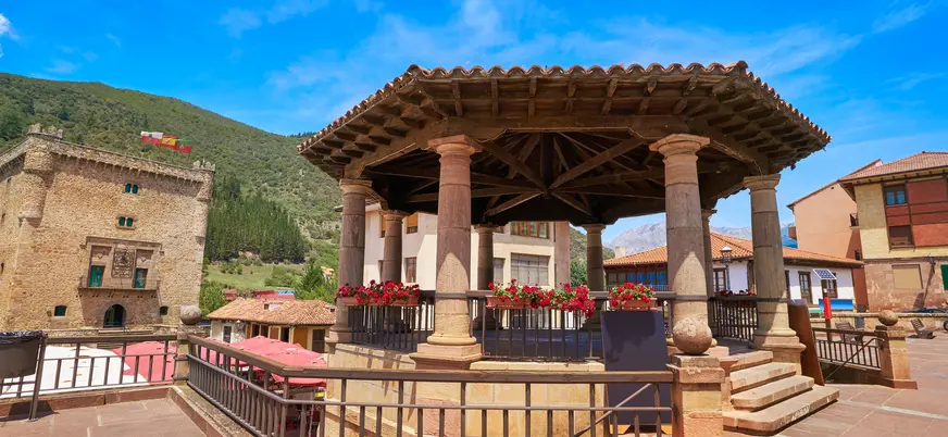 Glorieta y la Torre del Infantado en Potes, Cantabria