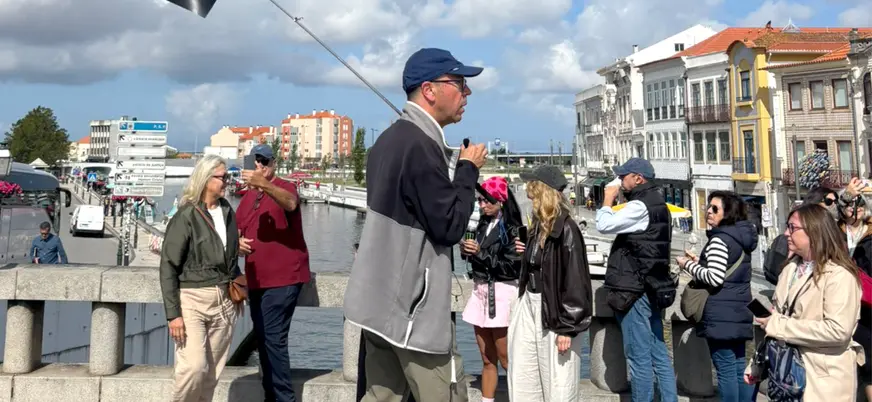 guía de buendía aportando contexto a un grupo en Aveiro Portugal