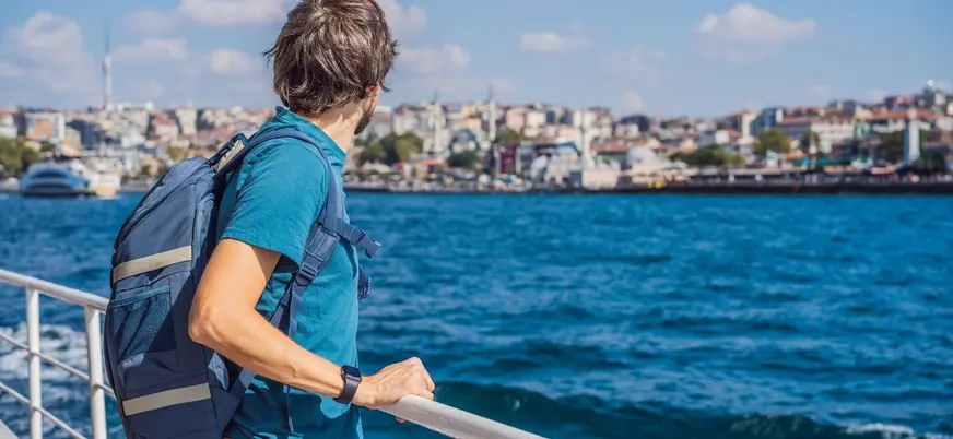 Hombre disfrutando del paseo en barco por el Bósforo