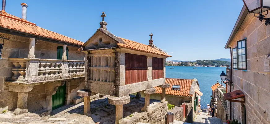 Hórreos y graneros de Combarro, Galicia