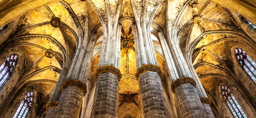 Interior gótico de la basílica de Santa María del Mar en Barcelona