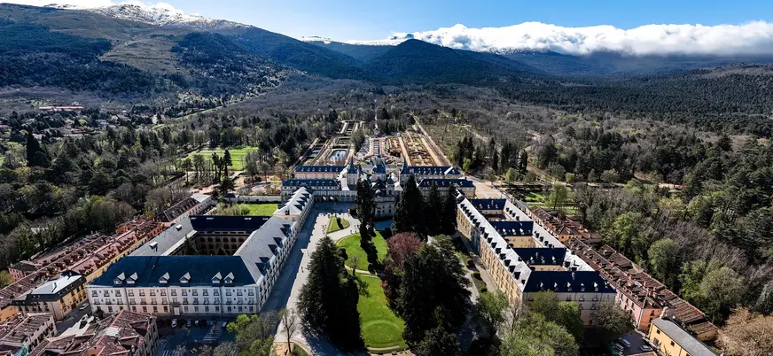 Vista aérea del Palacio de la Granja y montañas nevadas de Segovia.