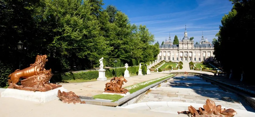 Vista del Palacio de la Granja de San Ildefonso tras la cascada de fuentes