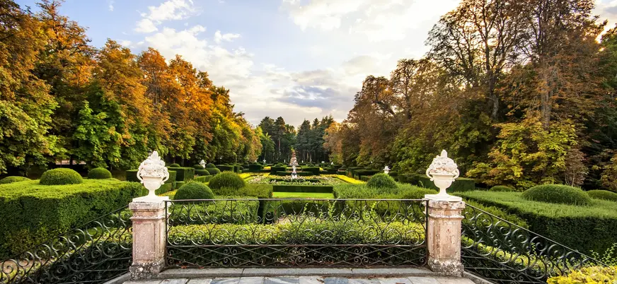 Perspectiva de los jardines de La Granja en el atardecer