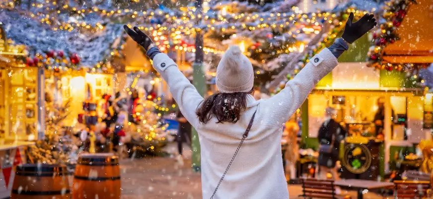 Joven en mercado navideño de Copenhague, Dinamarca