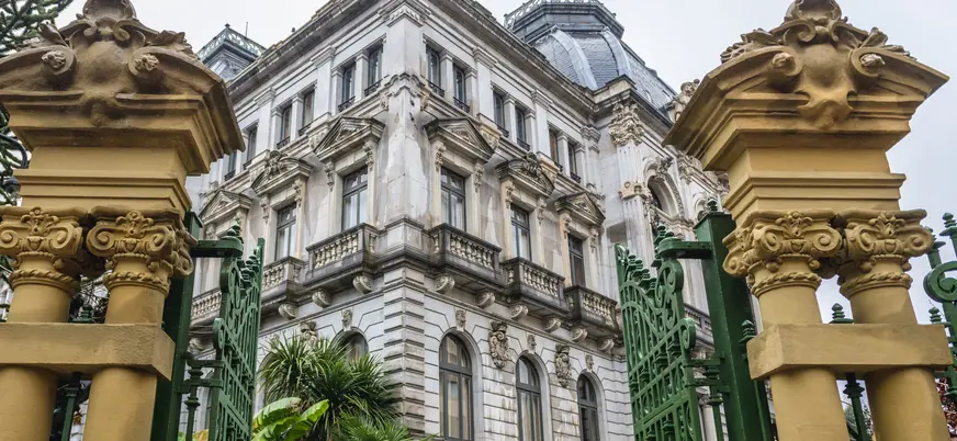 Fachada de la Junta General del Principado de Asturias en Oviedo, edificio histórico con detalles arquitectónicos clásicos.