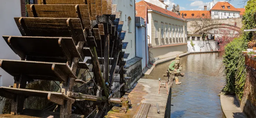 El molino del Gran Prior con el arroyo Certovka en la Isla Kampa, Praga.