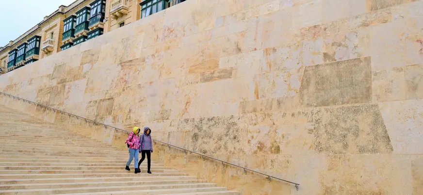 Personas bajando escaleras Puerta de la Ciudad, La Valeta, Malta