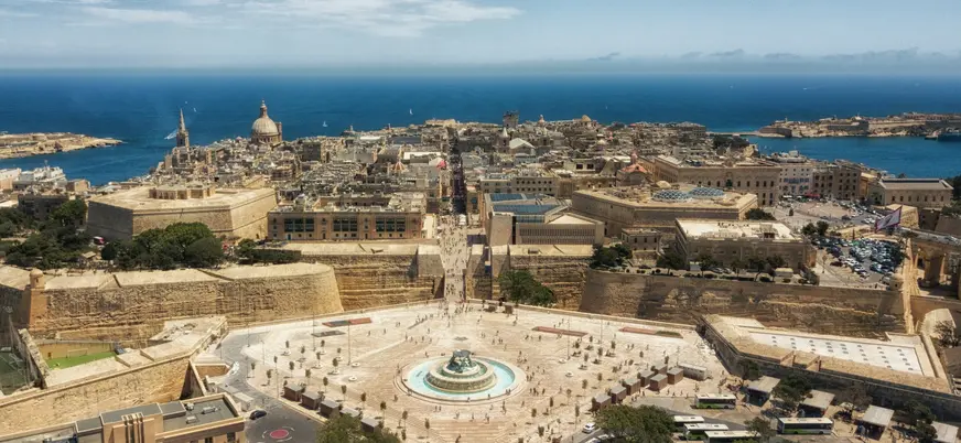 Vista aérea Fuente de los Tritones y entrada a La Valeta, Malta