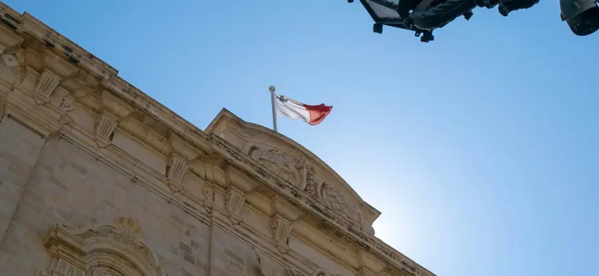 Bandera de Malta ondeando en La Valeta, Malta