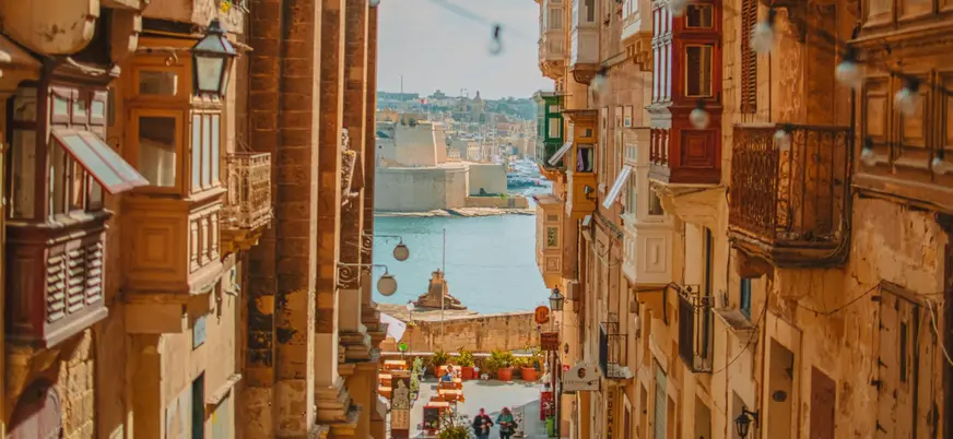 Calle con vistas al Gran Puerto en La Valeta, Malta