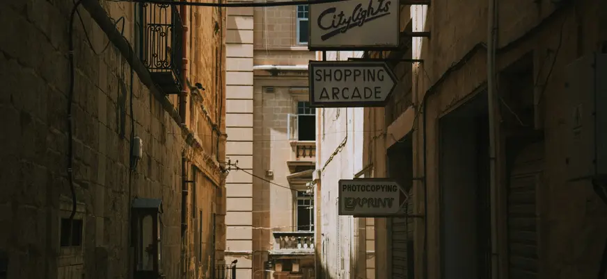 Callejón y comercios en La Valeta, Malta.