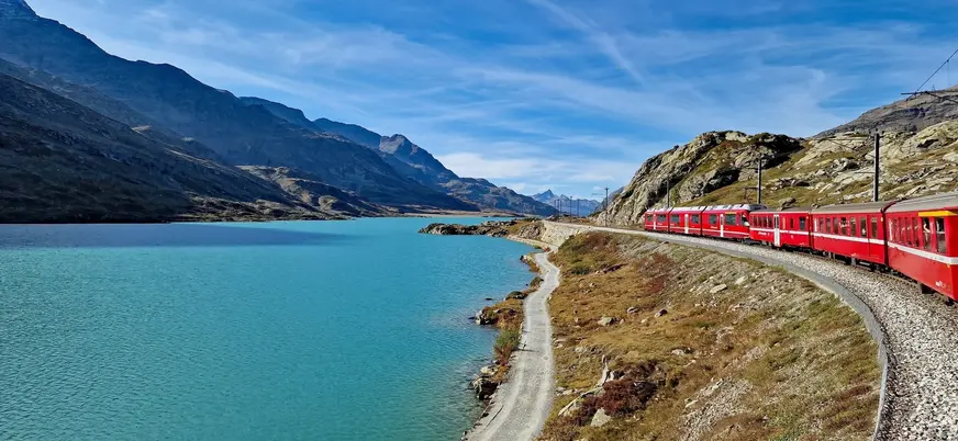 Bernina Express bordeando el Lago Bianco en los Alpes de Suiza