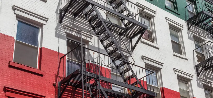 Edificio con detalle de la fachada pintada la bandera Italia, Little Italy, Nueva York