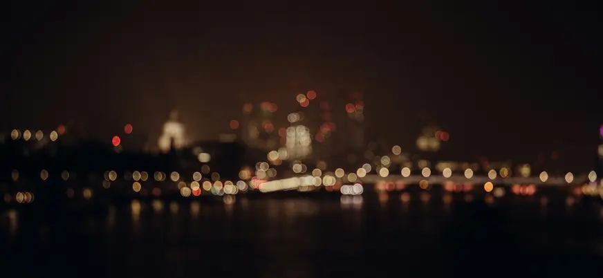 Luces de la ciudad de Londres desenfocadas sobre el Támesis.