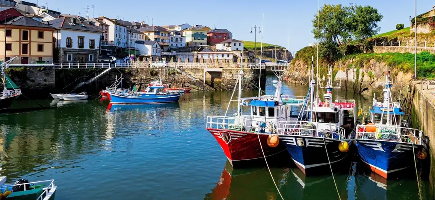 Puerto pesquero de Luarca con barcos tradicionales en Asturias