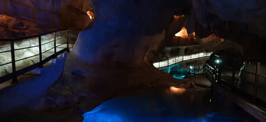 Caminos iluminados y lagunas azules en las Cuevas del Tesoro, Rincón de la Victoria.
