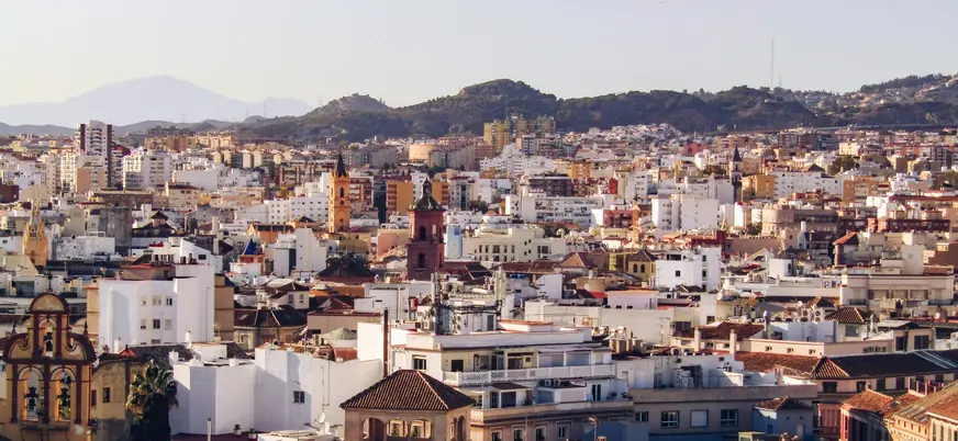 Vista aérea de la Plaza de Toros de la Malagueta y edificios frente al mar, Málaga.
