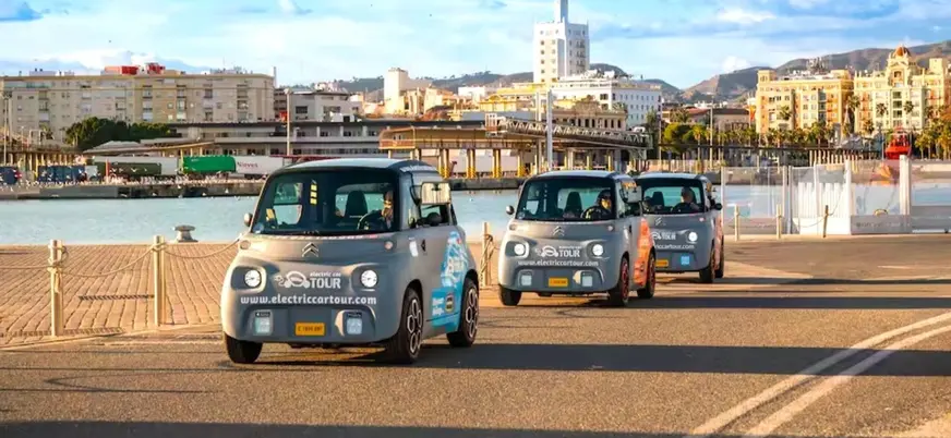 Tour de coches eléctricos compactos por el Muelle Uno en el Puerto de Málaga.
