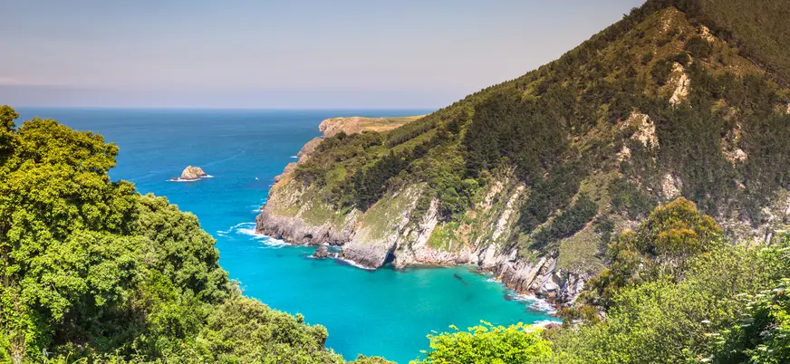 Acantilados y aguas turquesas en la costa de Pechón, Cantabria.