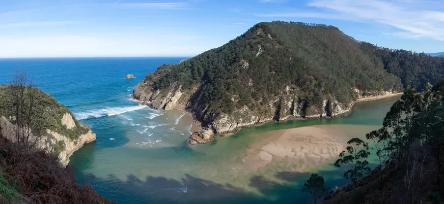Bahía y acantilados desde el mirador de Pechón, Cantabria.