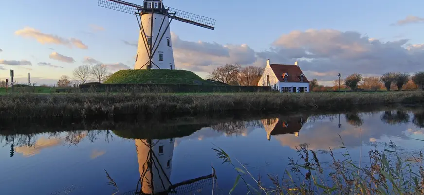 Molino de Damme reflejado en el canal, Bélgica