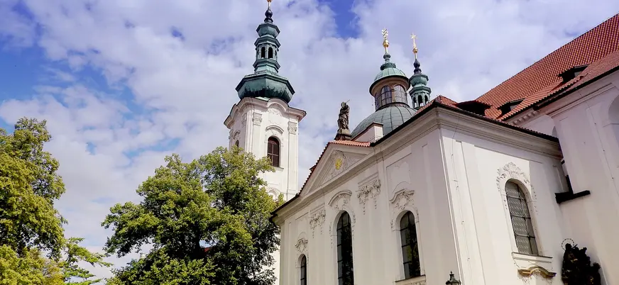Fachada y torres barrocas del Monasterio de Strahov en Praga