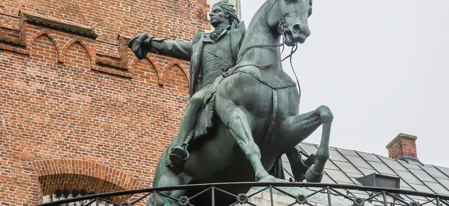Monumento a Tadeusz Kościuszko junto al Castillo de Wawel en Cracovia, Polonia