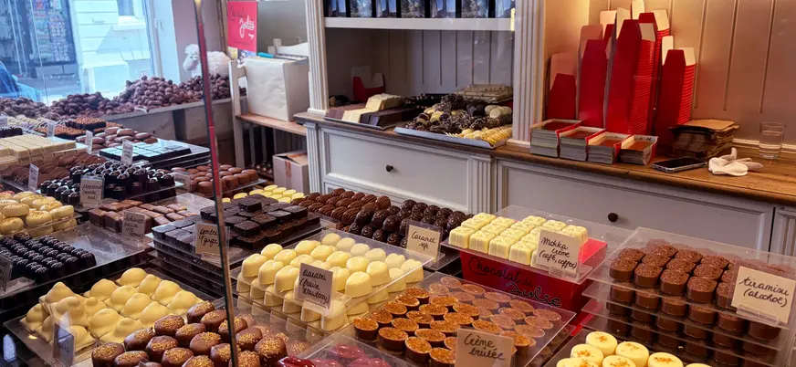 mostrador con bombones y chocolates artesanales en Brujas