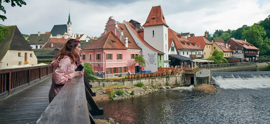 Mujer en excursión de buendía en Cesky Krumlov, República Checa