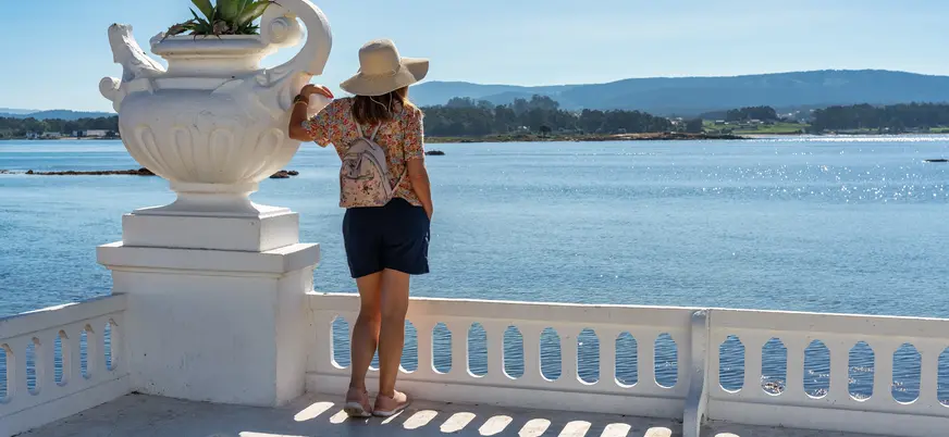 Mujer observando ría de Pontevedra desde Isla de la Toja