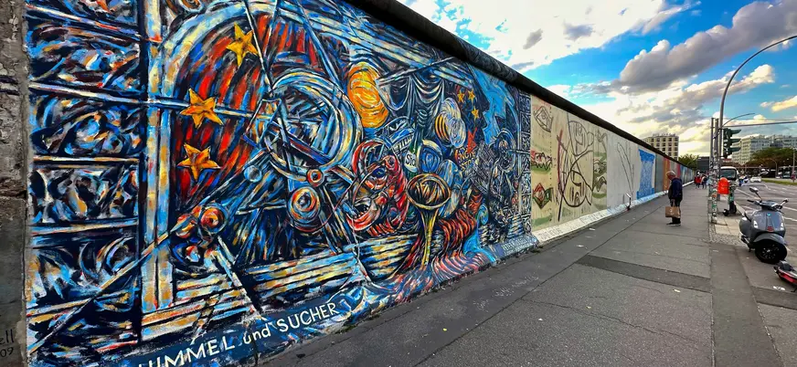 mural Himmel und Sucher peter russell east side gallery berlin alemania