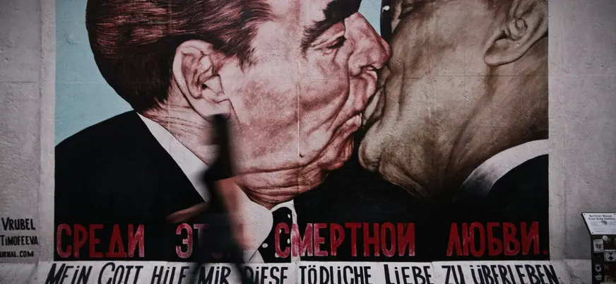 Mural del beso fraternal entre Brézhnev y Honecker en la East Side Gallery, Berlín