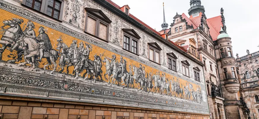 Mural Fuerstenzug en Dresde, Sajonia, Alemania con buendía