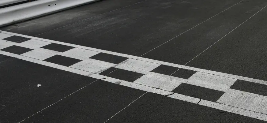 Línea de meta a cuadros en el circuito del Museo Fernando Alonso, Asturias.