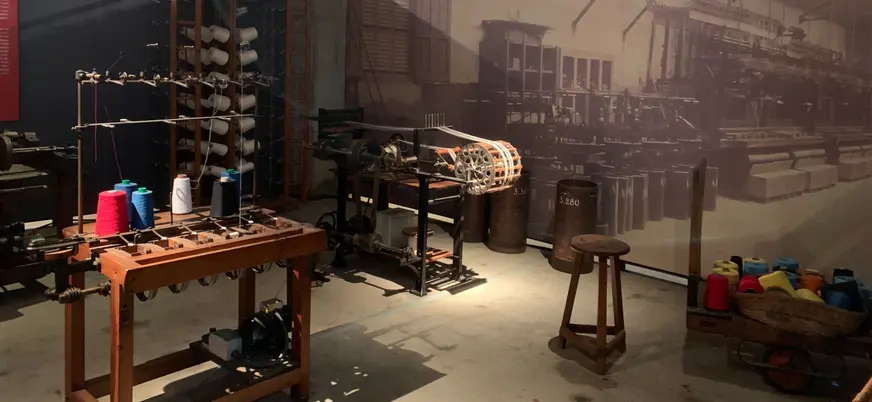 Maquinaria de hilado y bobinas de colores en el Museu de l'Aigua i el Tèxtil.