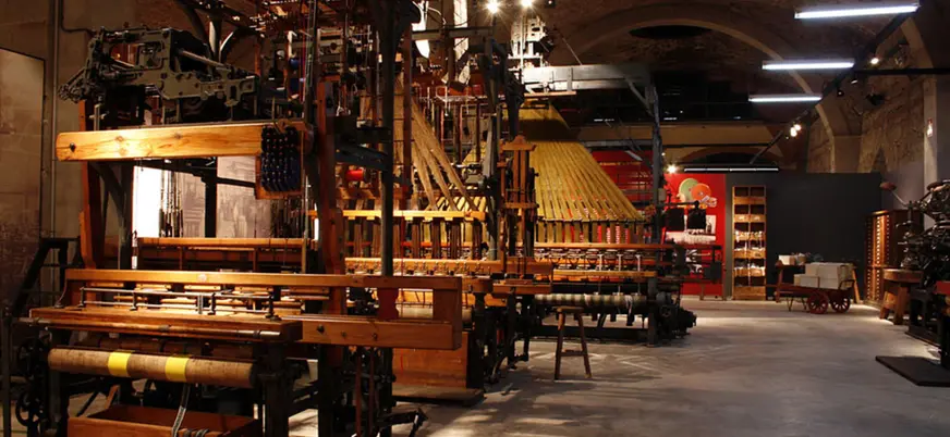 Telares mecánicos antiguos en el interior del Museu de l'Aigua i el Tèxtil.