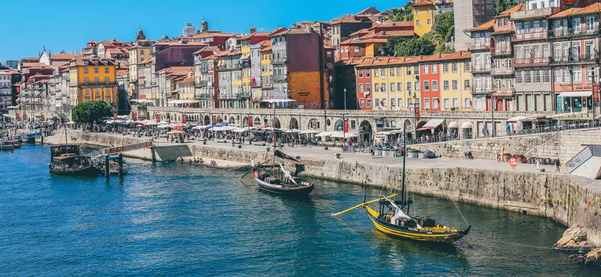 Ribera de Oporto con casas coloridas y barcos tradicionales en el río Duero