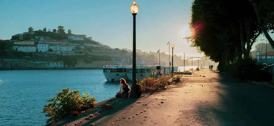 Paseo junto al Duero en Oporto al atardecer