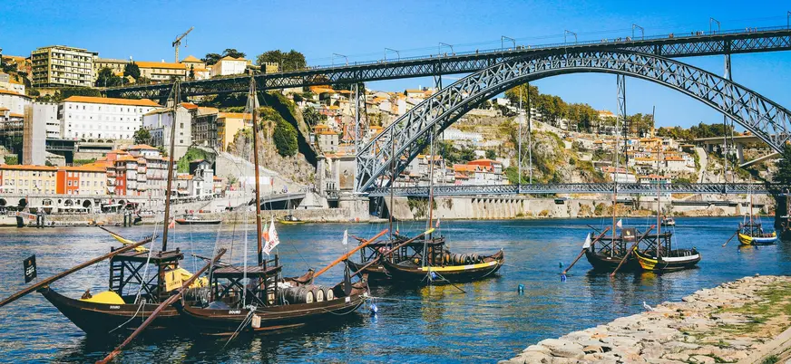 Barcos rabelos frente al puente de Don Luis I sobre el río Duero en Oporto.