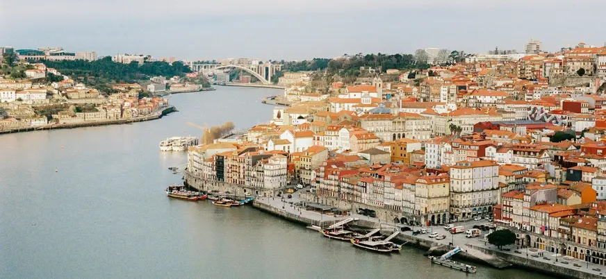 Vista panorámica de la Ribeira y el río Duero en Oporto