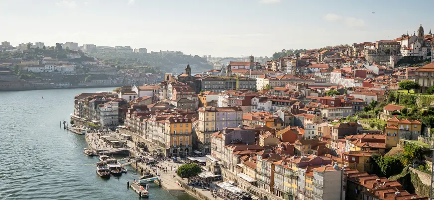 Vista aérea de Oporto con casas de colores junto al río Duero.