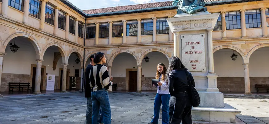 Grupo con el guía de buendía en el claustro histórico de la Universidad de Oviedo